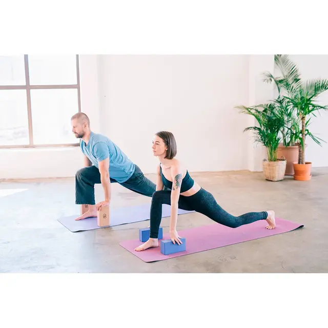 Yogablokk i EVA skum 220 x 110 x 70 mm | Lilla 